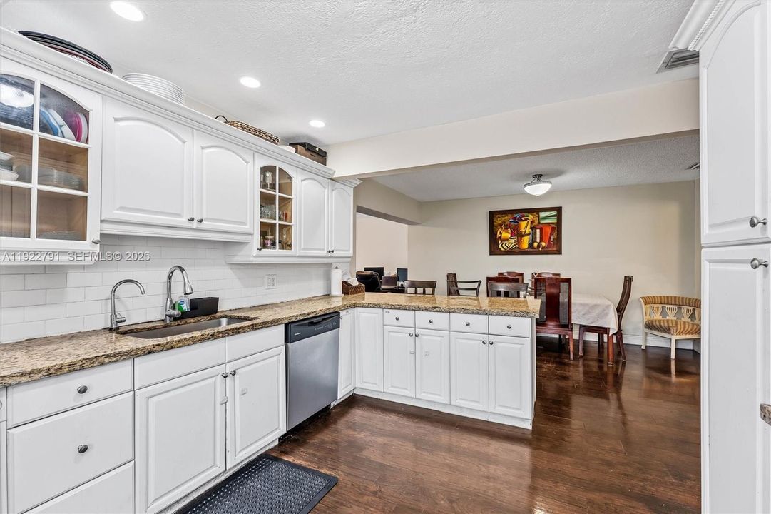 待售: $570,000 (3 贝兹, 2 浴室, 1564 平方英尺)