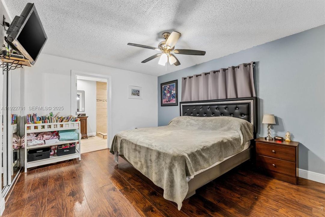 待售: $570,000 (3 贝兹, 2 浴室, 1564 平方英尺)