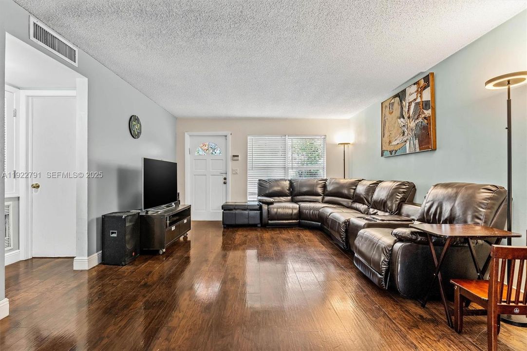 待售: $570,000 (3 贝兹, 2 浴室, 1564 平方英尺)