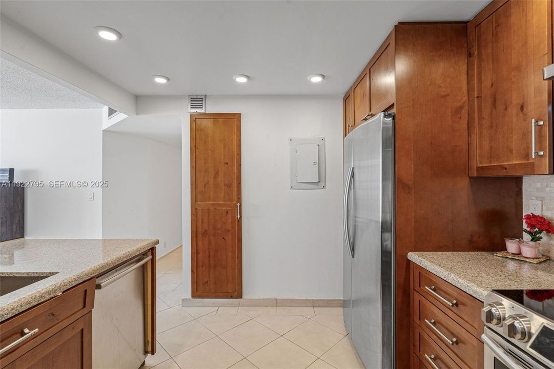 На продажу: $765,000 (2 спален, 2 ванн, 1467 Квадратных фут)