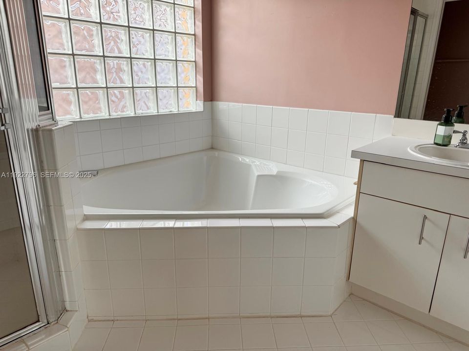 For Rent: $3,400 (3 beds, 2 baths, 1464 Square Feet)