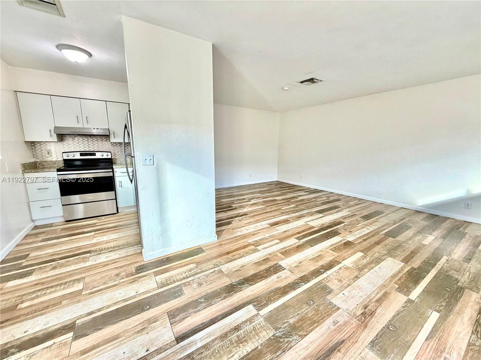 For Rent: $1,975 (2 beds, 1 baths, 830 Square Feet)