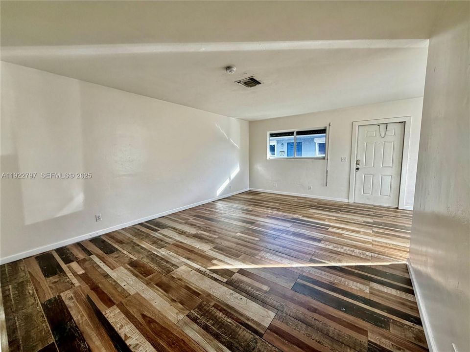 For Rent: $1,975 (2 beds, 1 baths, 830 Square Feet)