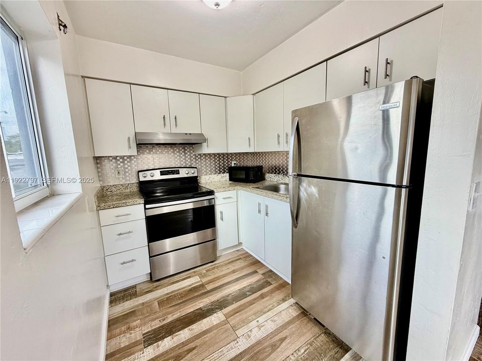 For Rent: $1,975 (2 beds, 1 baths, 830 Square Feet)