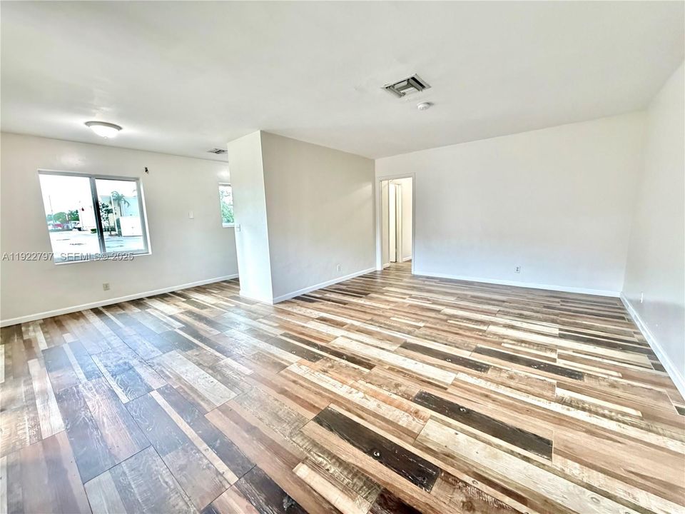 For Rent: $1,975 (2 beds, 1 baths, 830 Square Feet)