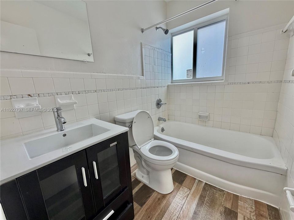 For Rent: $1,975 (2 beds, 1 baths, 830 Square Feet)