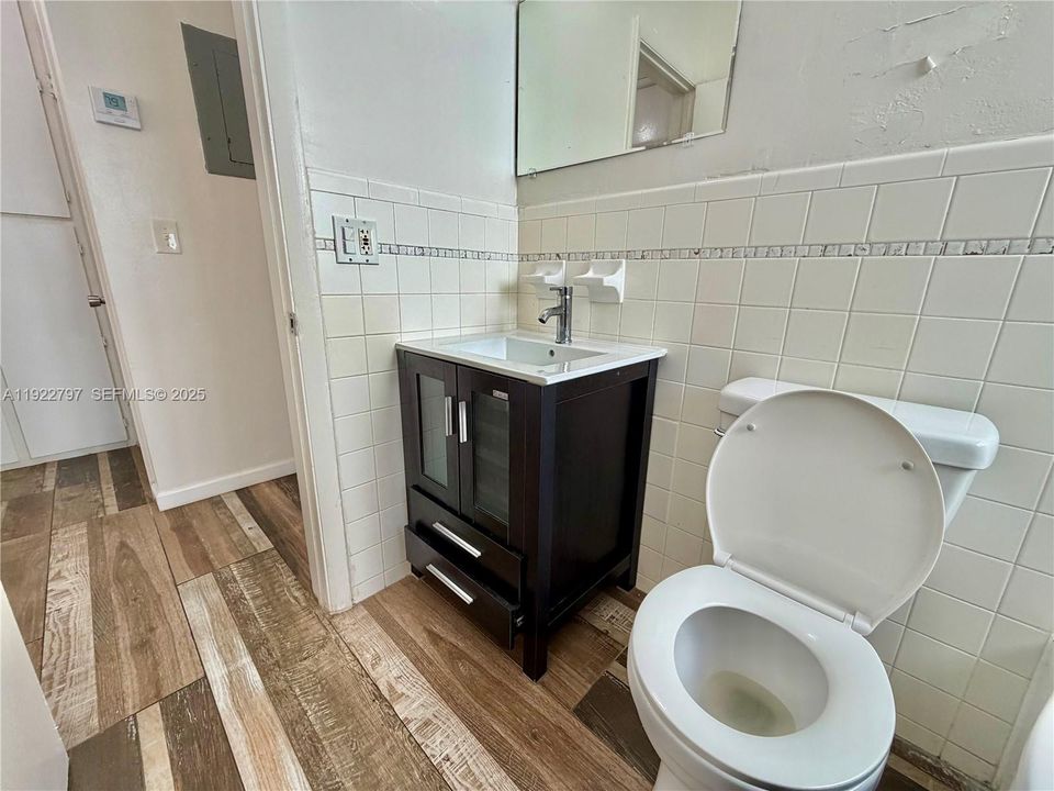 For Rent: $1,975 (2 beds, 1 baths, 830 Square Feet)