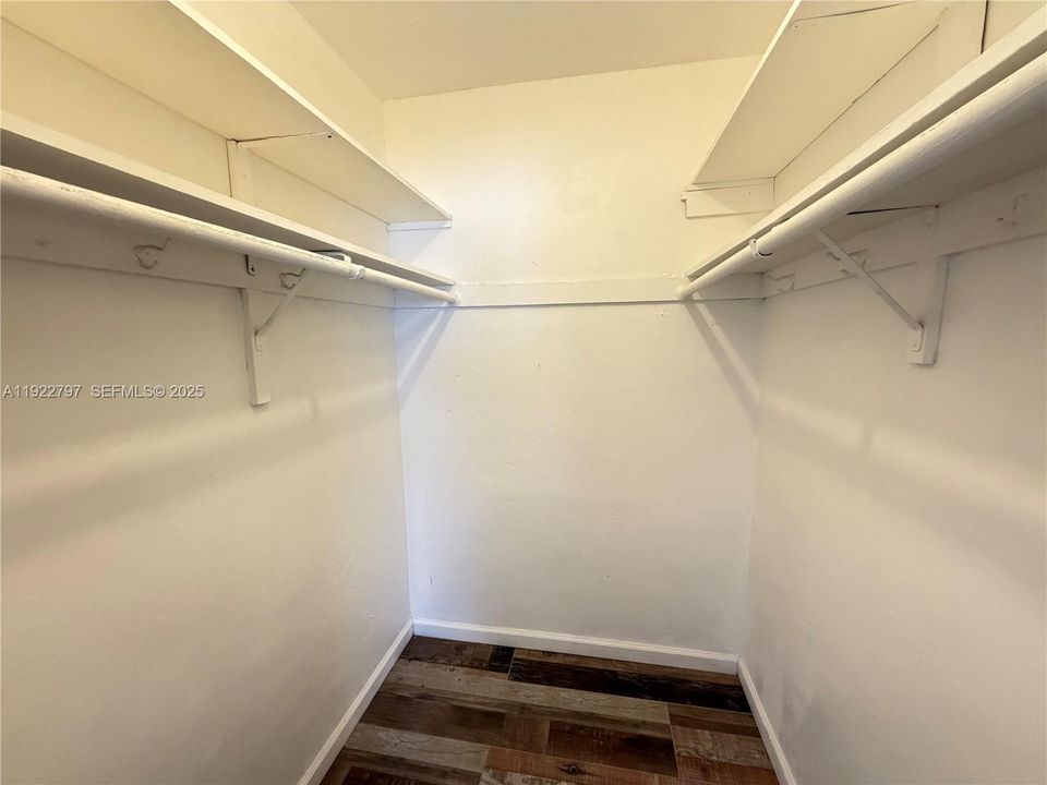 For Rent: $1,975 (2 beds, 1 baths, 830 Square Feet)