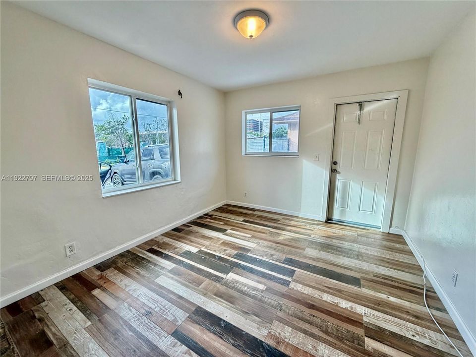 For Rent: $1,975 (2 beds, 1 baths, 830 Square Feet)