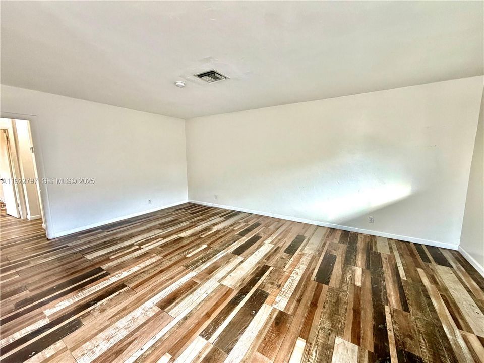 For Rent: $1,975 (2 beds, 1 baths, 830 Square Feet)