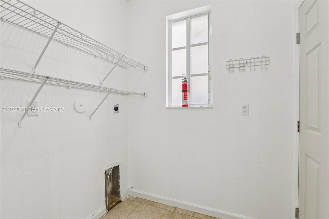 En Venta: $614,900 (4 camas, 3 baños, 3101 Pies cuadrados)