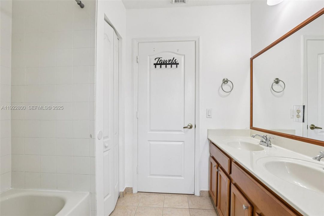 En Venta: $614,900 (4 camas, 3 baños, 3101 Pies cuadrados)