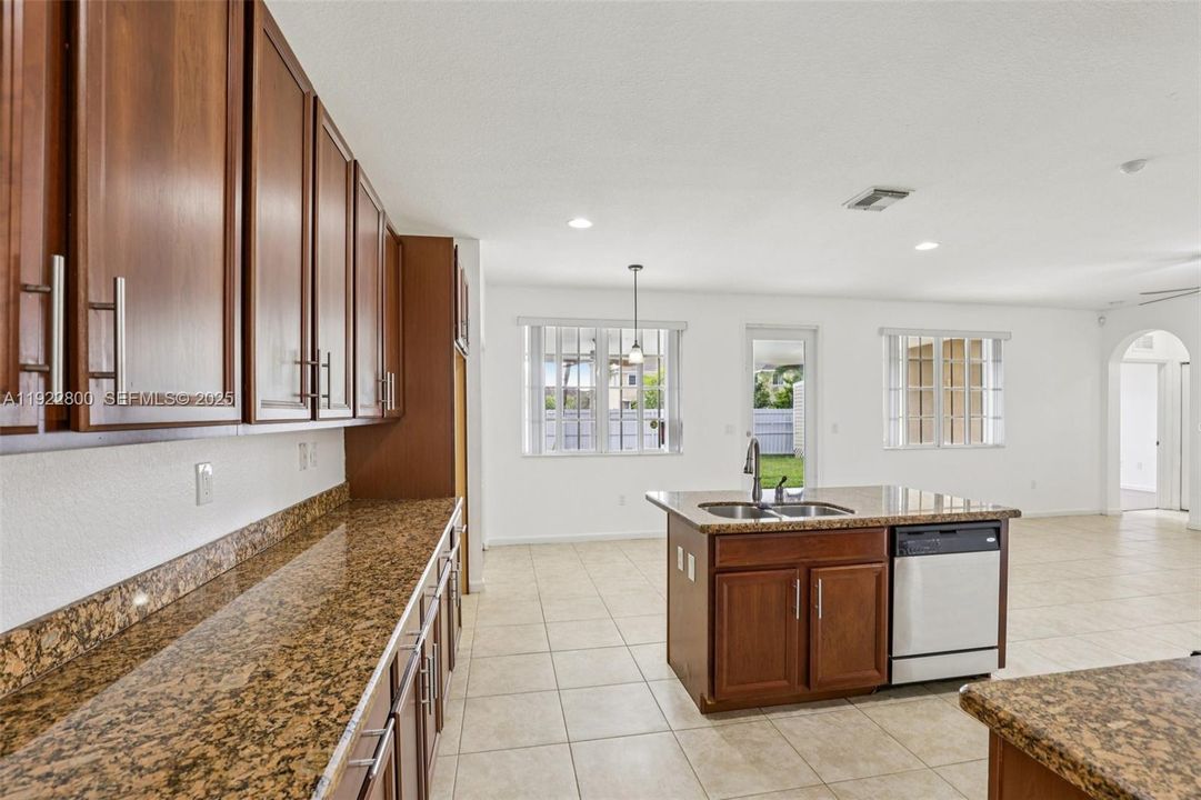 En Venta: $614,900 (4 camas, 3 baños, 3101 Pies cuadrados)