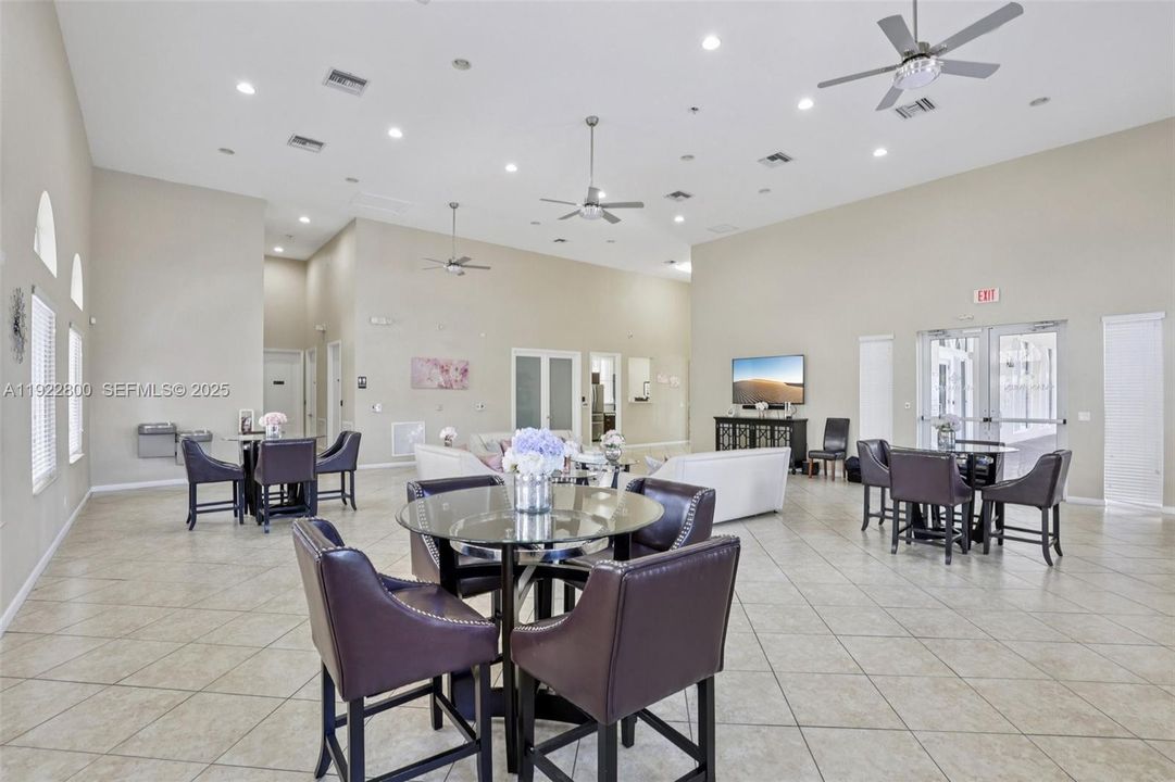 En Venta: $614,900 (4 camas, 3 baños, 3101 Pies cuadrados)