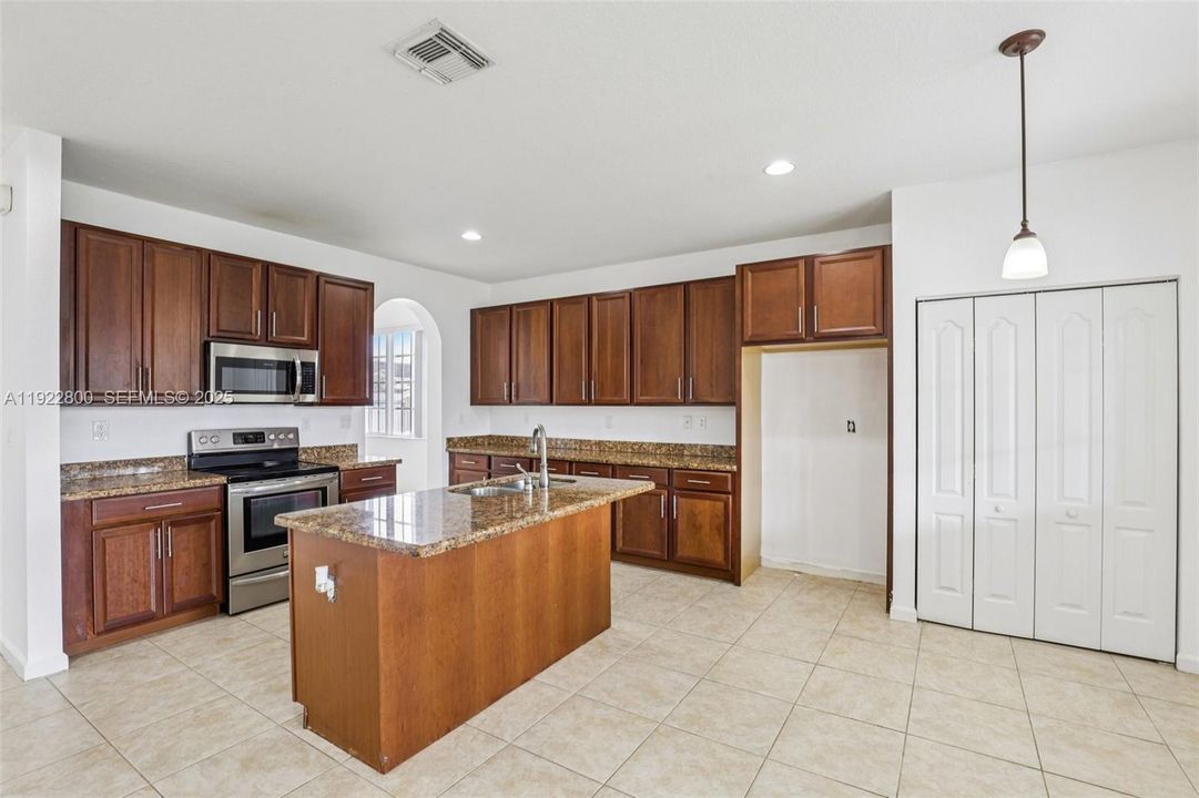 En Venta: $614,900 (4 camas, 3 baños, 3101 Pies cuadrados)