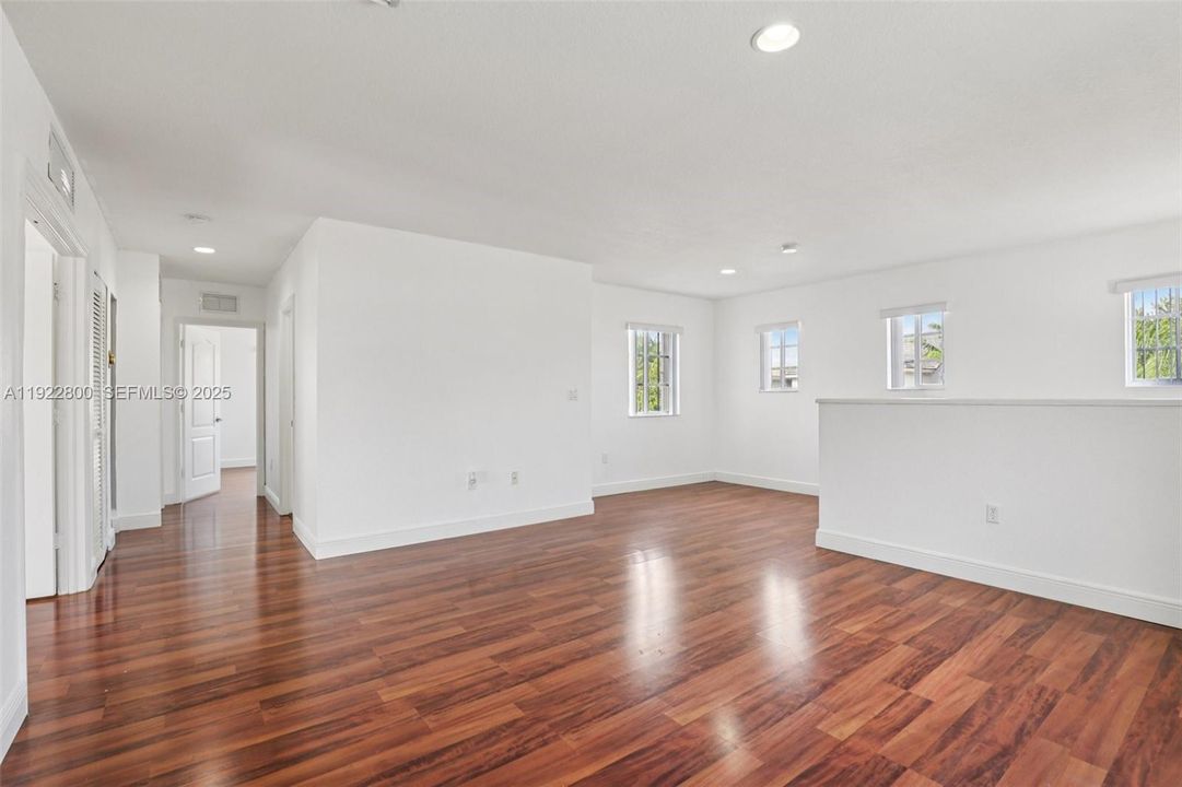 En Venta: $614,900 (4 camas, 3 baños, 3101 Pies cuadrados)