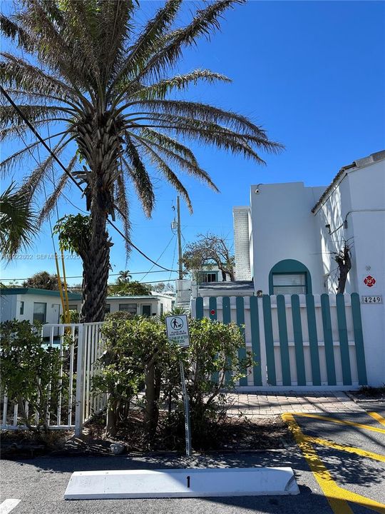 Active With Contract: $2,150 (1 beds, 1 baths, 0 Square Feet)