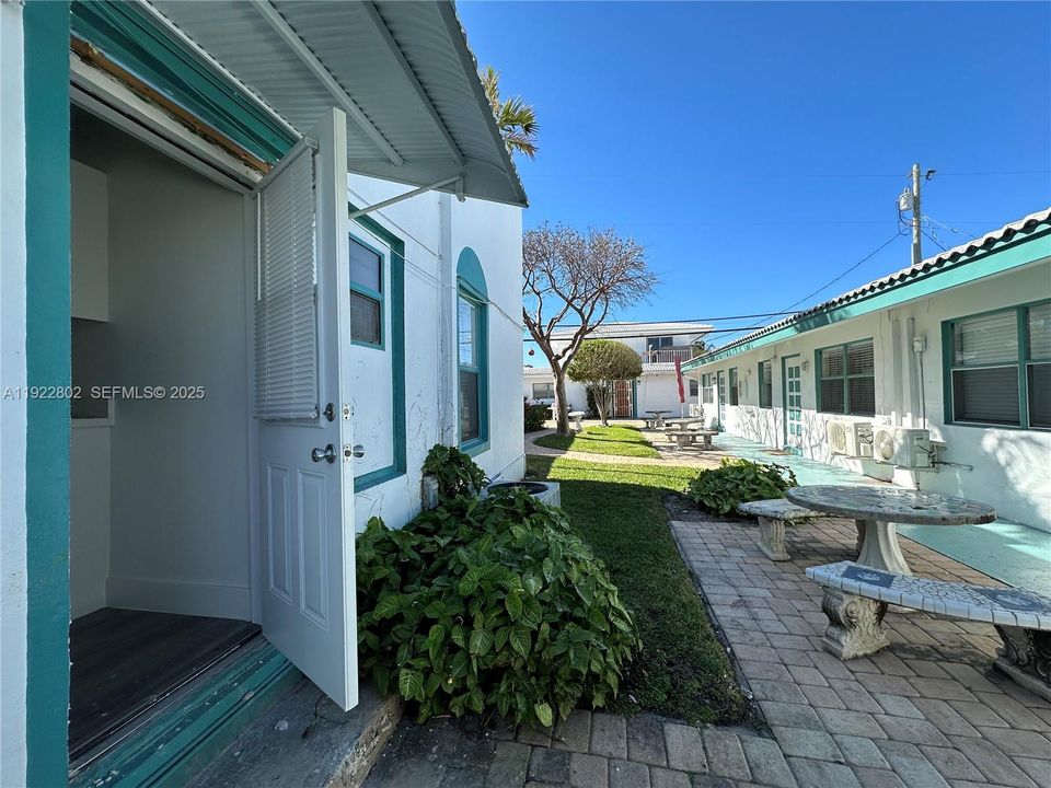 Active With Contract: $2,150 (1 beds, 1 baths, 0 Square Feet)