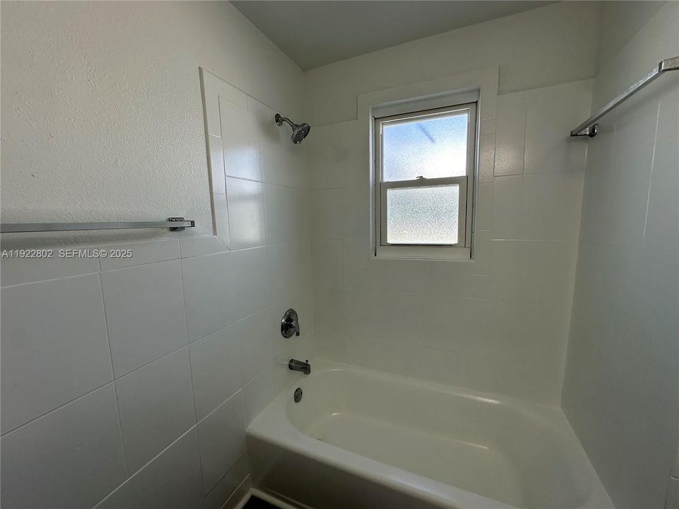 Active With Contract: $2,150 (1 beds, 1 baths, 0 Square Feet)