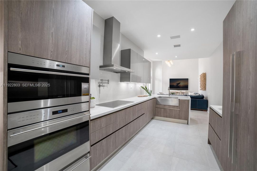 For Sale: $5,350,000 (5 beds, 6 baths, 6071 Square Feet)