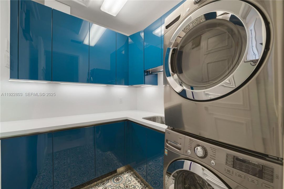 For Sale: $5,350,000 (5 beds, 6 baths, 6071 Square Feet)