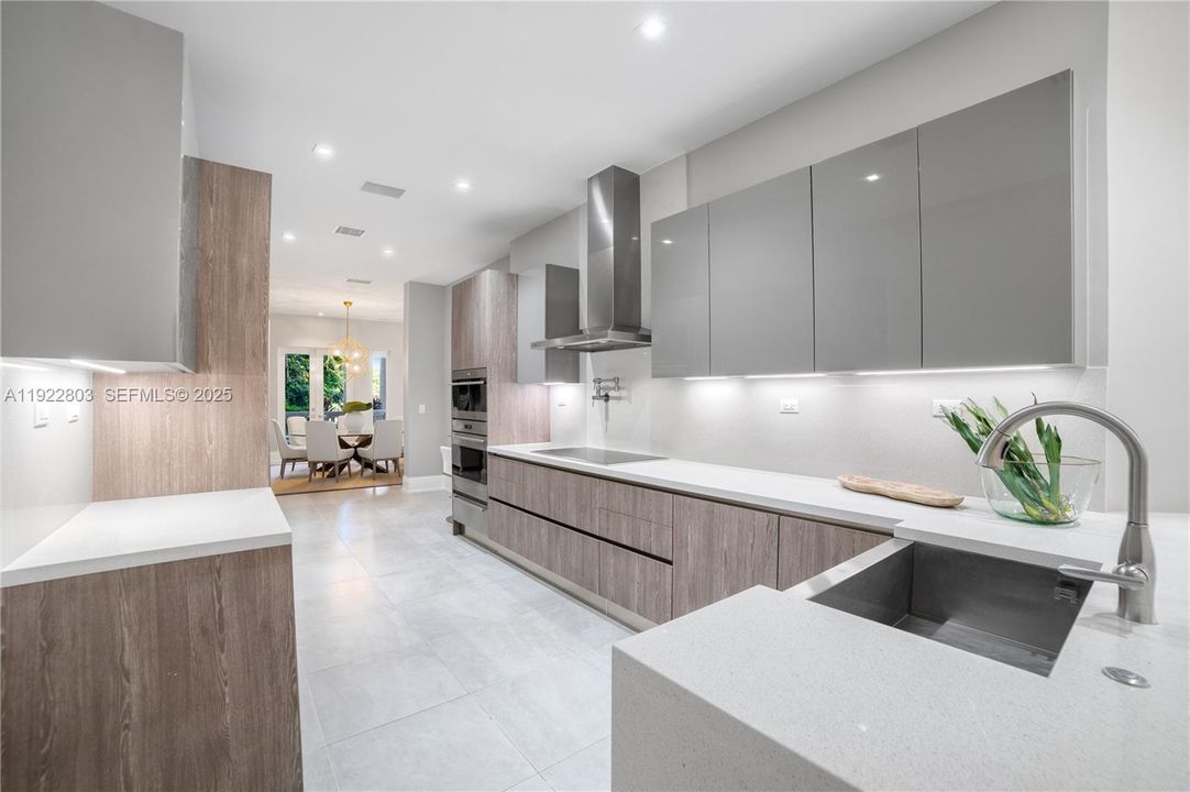 For Sale: $5,350,000 (5 beds, 6 baths, 6071 Square Feet)