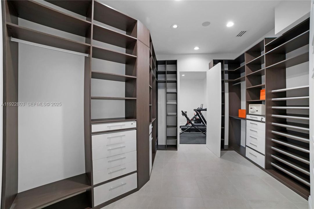 For Sale: $5,350,000 (5 beds, 6 baths, 6071 Square Feet)