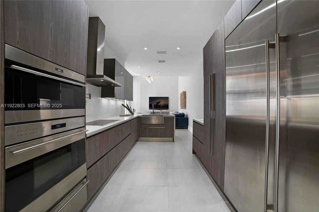 For Sale: $5,350,000 (5 beds, 6 baths, 6071 Square Feet)