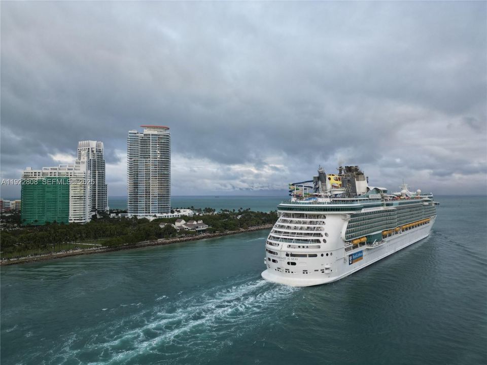 For Sale: $2,450,000 (3 beds, 2 baths, 1559 Square Feet)