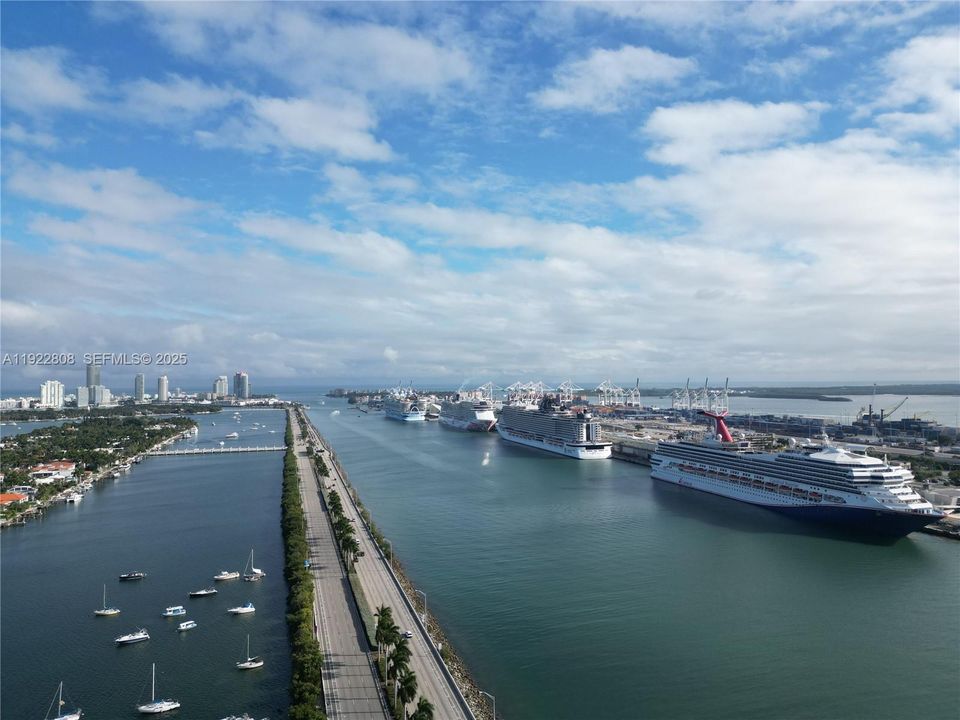 For Sale: $2,450,000 (3 beds, 2 baths, 1559 Square Feet)