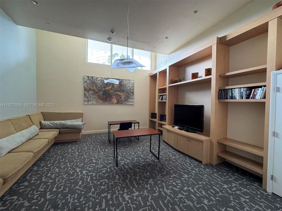 For Sale: $2,450,000 (3 beds, 2 baths, 1559 Square Feet)