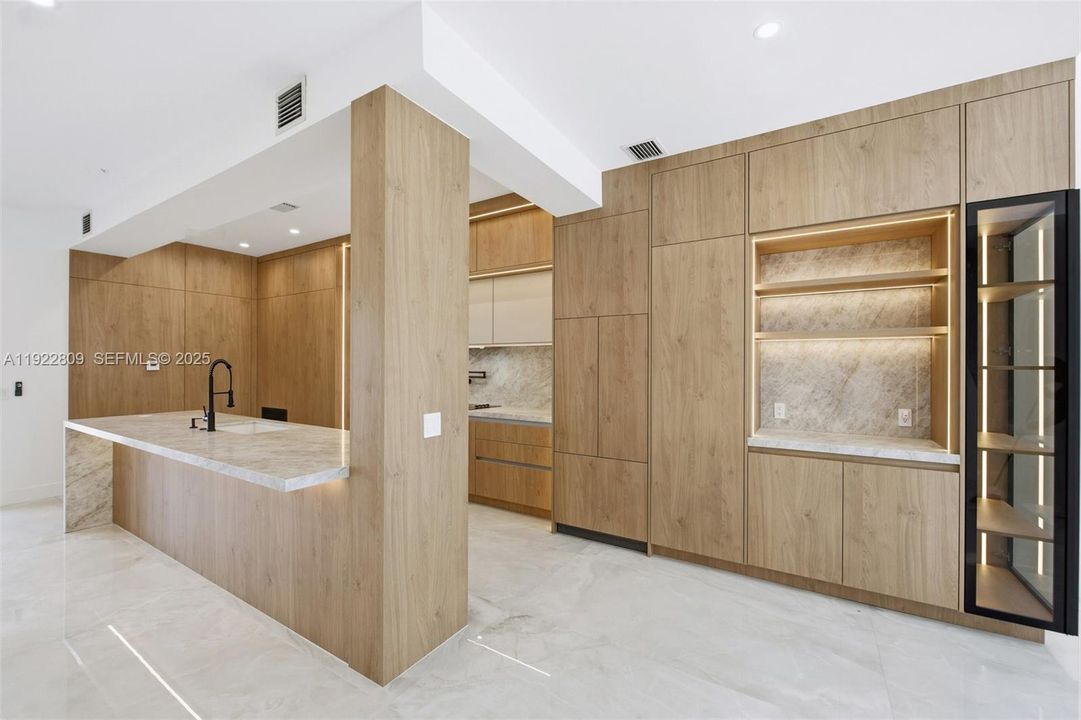 For Rent: $6,500 (3 beds, 2 baths, 2564 Square Feet)