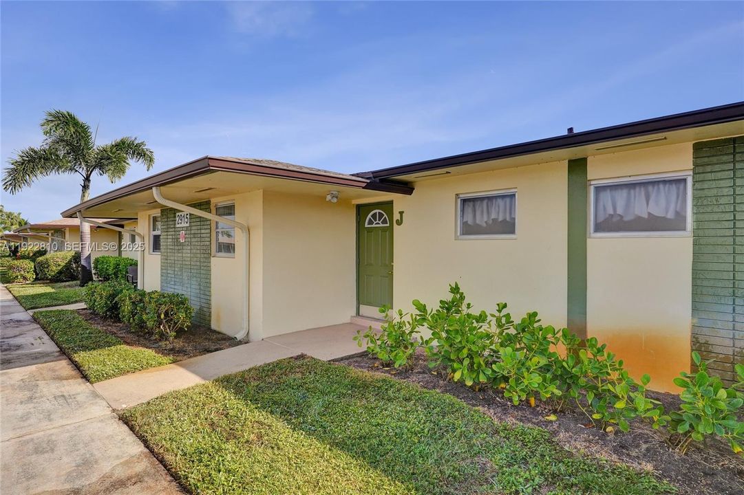 For Sale: $99,900 (1 beds, 1 baths, 662 Square Feet)