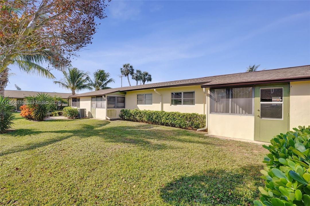 For Sale: $99,900 (1 beds, 1 baths, 662 Square Feet)