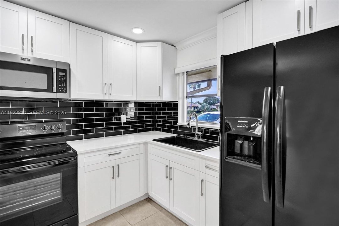 For Sale: $99,900 (1 beds, 1 baths, 662 Square Feet)