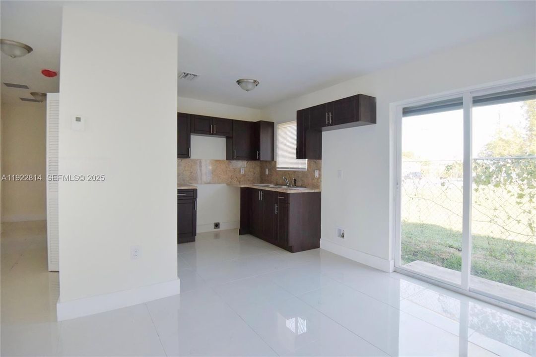 For Rent: $3,100 (3 beds, 2 baths, 1971 Square Feet)