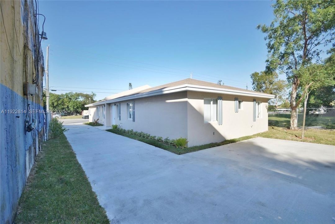 For Rent: $3,100 (3 beds, 2 baths, 1971 Square Feet)