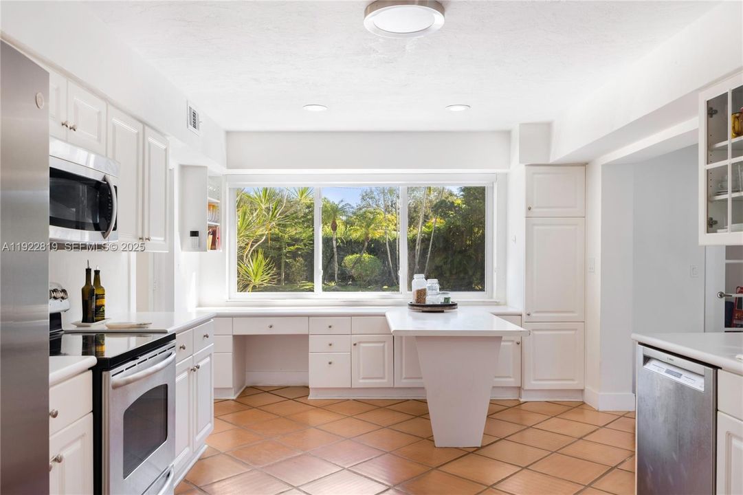 For Sale: $1,395,000 (3 beds, 2 baths, 2089 Square Feet)