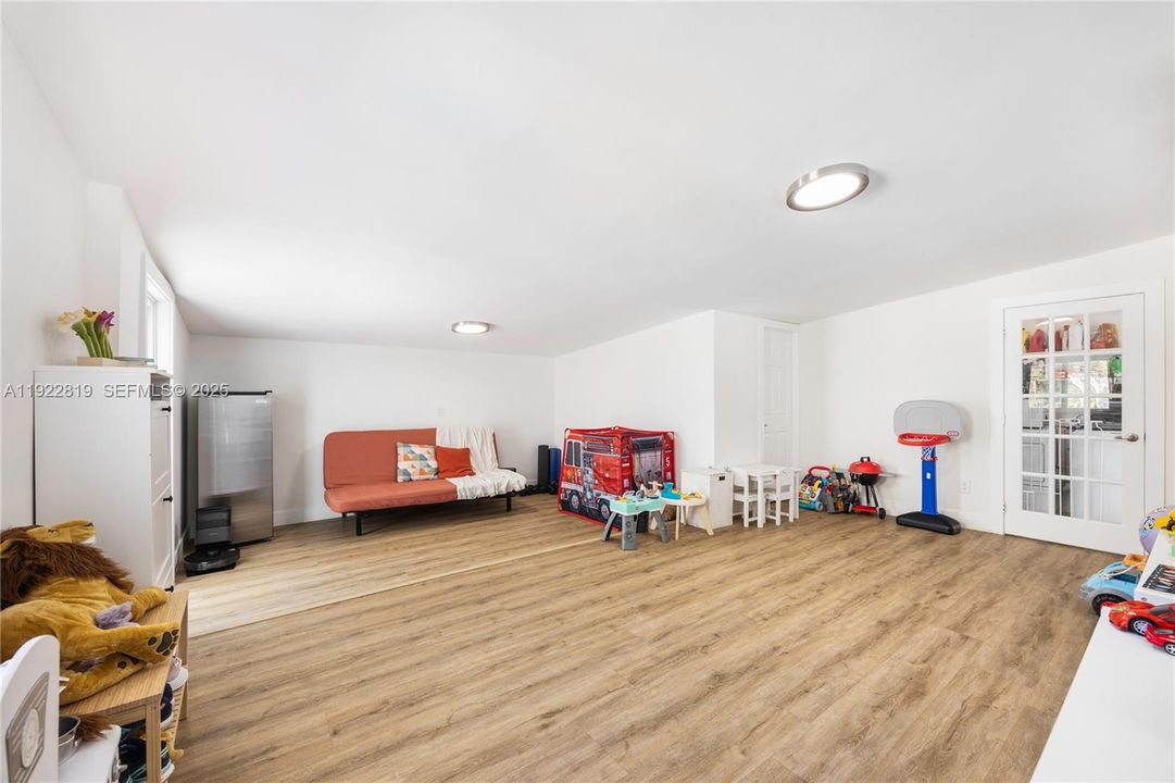 For Sale: $1,395,000 (3 beds, 2 baths, 2089 Square Feet)