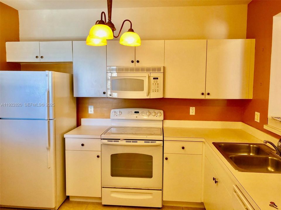 For Sale: $225,900 (3 beds, 2 baths, 999 Square Feet)