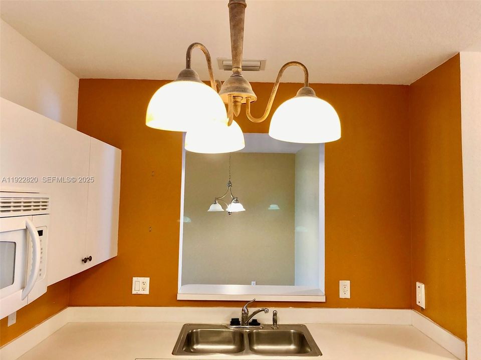 For Sale: $225,900 (3 beds, 2 baths, 999 Square Feet)