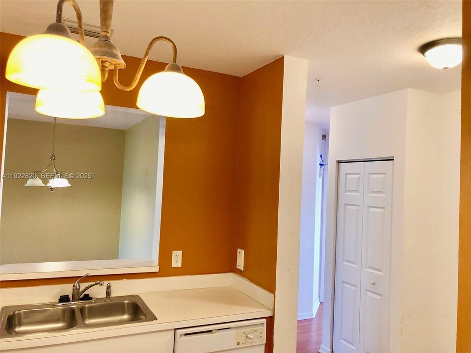 For Sale: $225,900 (3 beds, 2 baths, 999 Square Feet)