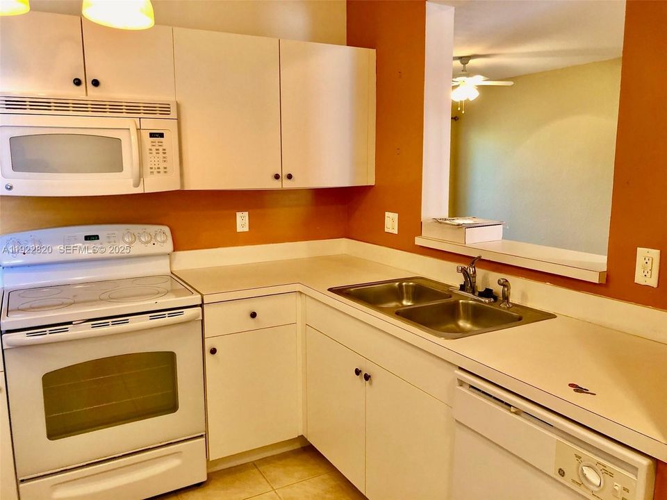 For Sale: $225,900 (3 beds, 2 baths, 999 Square Feet)