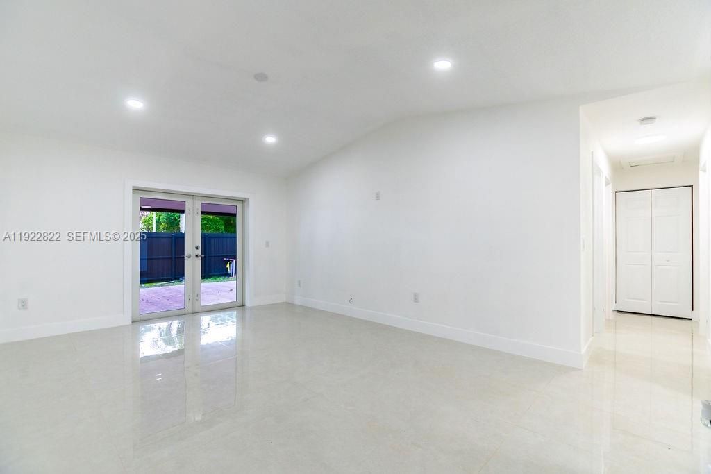 For Rent: $3,200 (3 beds, 2 baths, 1061 Square Feet)