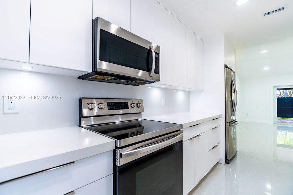 For Rent: $3,200 (3 beds, 2 baths, 1061 Square Feet)