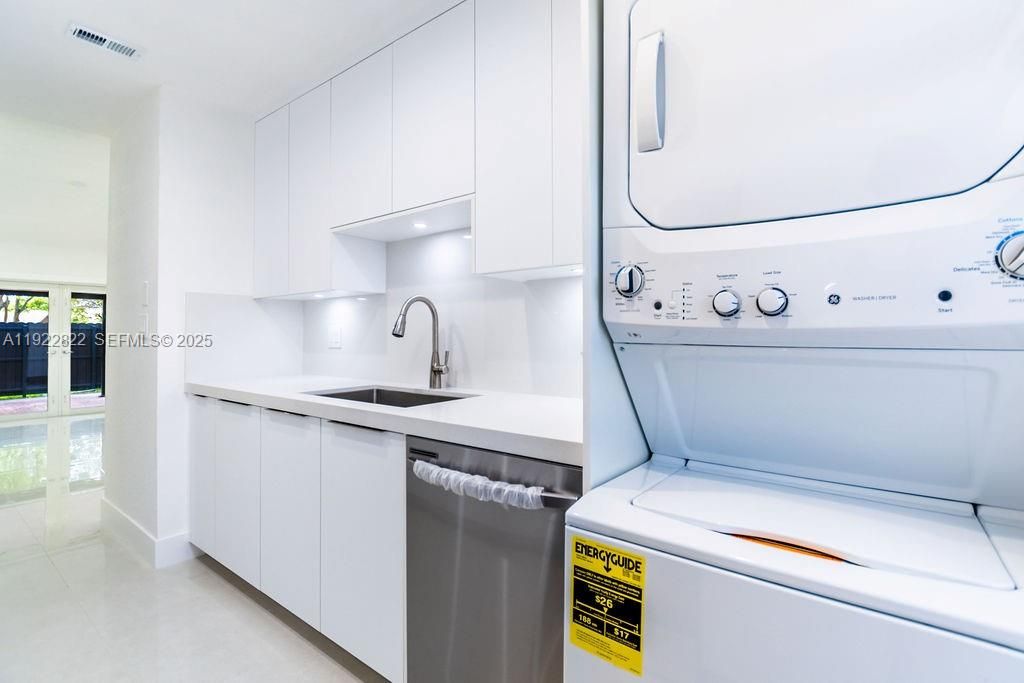 For Rent: $3,200 (3 beds, 2 baths, 1061 Square Feet)