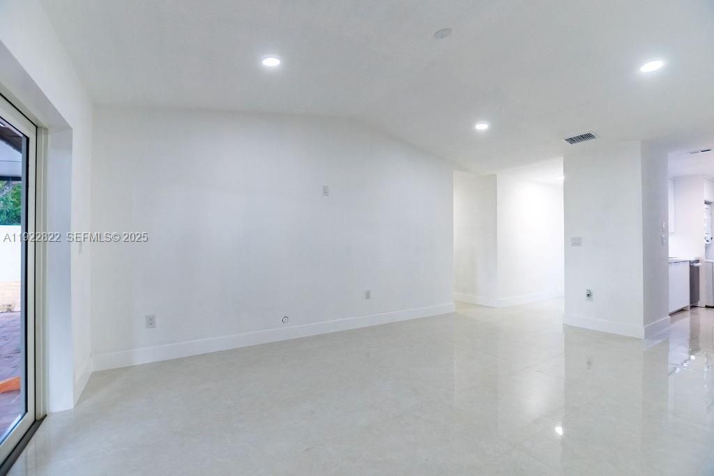 For Rent: $3,200 (3 beds, 2 baths, 1061 Square Feet)