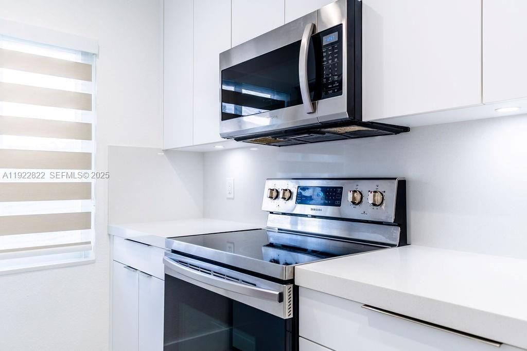 For Rent: $3,200 (3 beds, 2 baths, 1061 Square Feet)