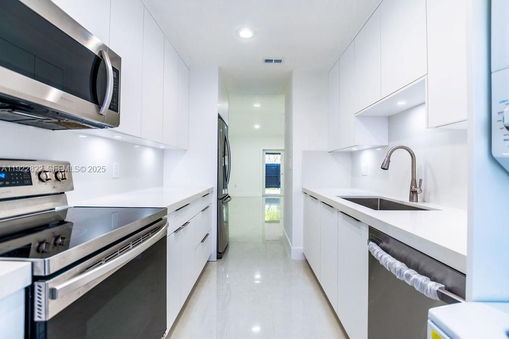 For Rent: $3,200 (3 beds, 2 baths, 1061 Square Feet)