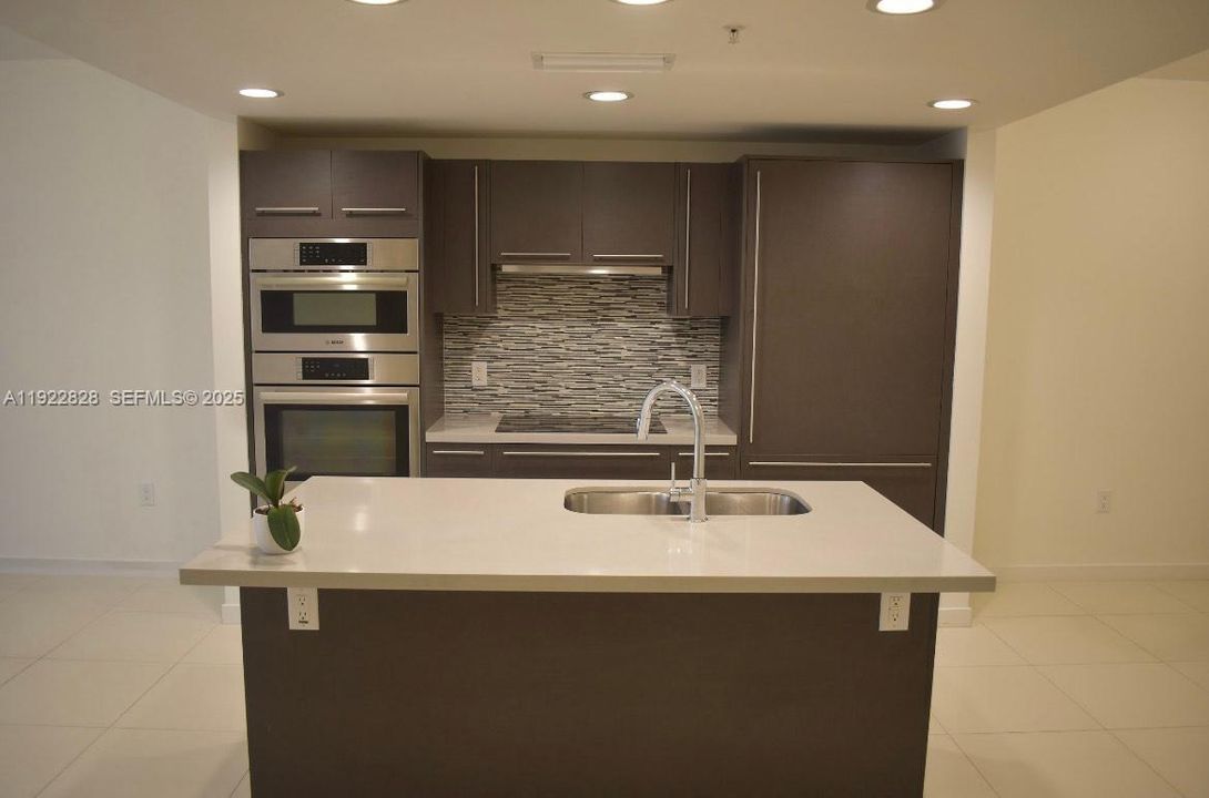 出租: $2,450 (1 贝兹, 1 浴室, 833 平方英尺)